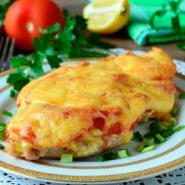 Свиная отбивная с помидором и сыром Свиная отбивная с помидором и сыром